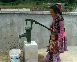 50% số hộ dân xã Hang Kia (Mai Châu) đã được sử dụng nguồn nước sinh hoạt đảm bảo từ công trình nước sạch do Nhà nước đầu tư.